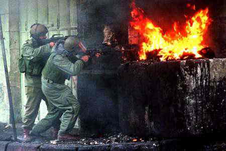 ヘブロンHebronで、燃えるバリケードからパレスチナ人を狙うイスラエル軍