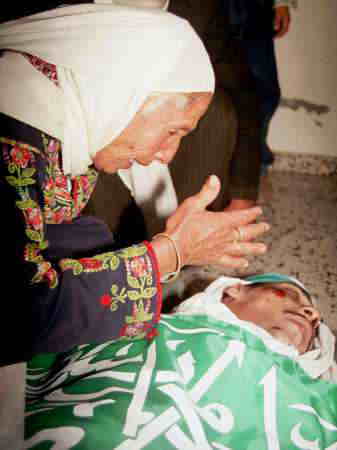 15日ガザErezu踏切で射殺されたパレスチナ青年の死を悼む母親。16日の葬儀