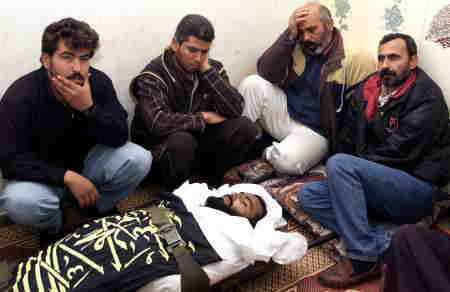 17日にガザでイスラエル兵に殺された29歳のパレスチナ人と家族