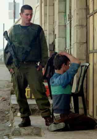 ヘブロンでパレスチナ青年を拘束するイスラエル兵