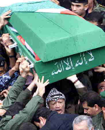 警察陸軍准将アブデル Moutti Sabawiの柩を運ぶアラファト議長 
