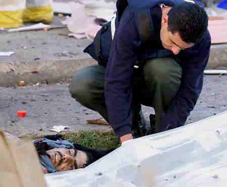 12/22-イスラエル調査官がMeholaのカフェで自爆したパレスチナ人の遺体を調べる