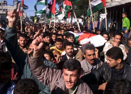 Rafahにおけるパレスチナ人の葬儀で、オルブライト米国務長官への抗議の声高まる