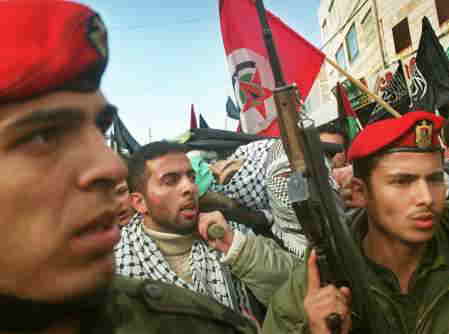 ヘブロンでパレスチナ警察が青年の葬列を先導する。青年ナジブ19歳はイスラエル兵に射殺された。