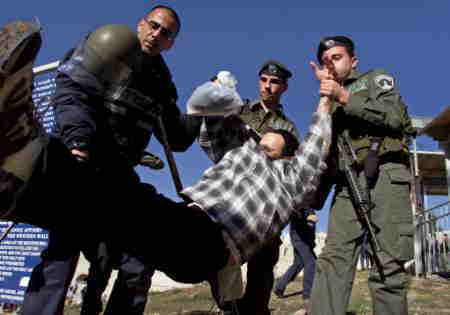 エルサレムのモスクに乱入しようとするユダヤ右翼200人とイスラエル警察が乱闘する