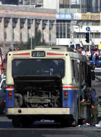 イスラエルのテルアビブで爆破されたバス
