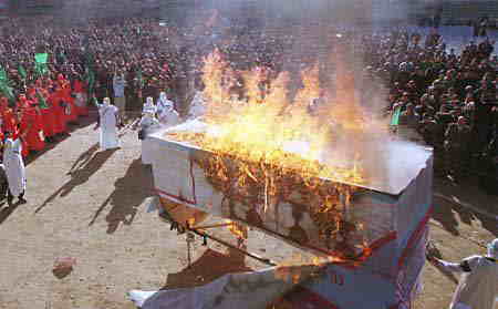 Nablusでハマスがバスに見立てた模型に火を放ってイスラエルへの怒りをあらわす