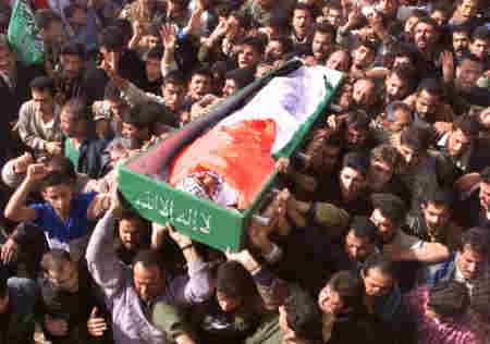 パレスチナ人警官 Mahmoud ナッサーの棺を運ぶ数千人のパレスチナ人