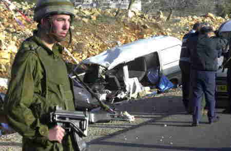 ラマッラ近郊で、ユダヤ過激派組織の幹部一家が乗った車が銃撃され、幹部夫妻が死亡、子供五人が負傷した