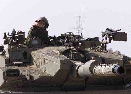 ガザのNetzarim 合流点を渡るのを阻止するイスラエル戦車