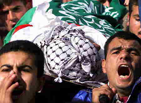 Abu Haseera は、彼が軍隊駐屯地の近くでイスラエルのガザの境界を渡ろうとした時、イスラエルの兵隊によって撃たれた