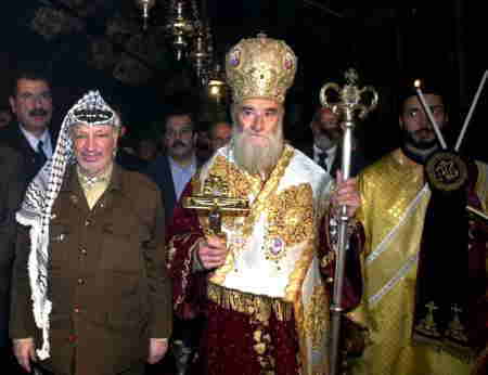 コルネリウス誕生の教会において、ギリシャ正教の長老と一緒に、クリスマスイブ行進をするアラファト