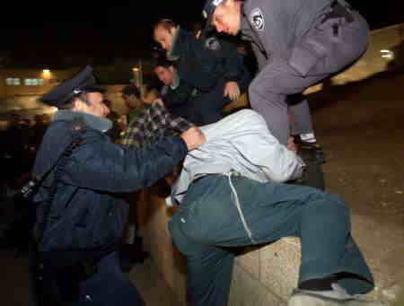 ５０人の右翼イスラエル人が壁を乗り越えて襲撃しようとした時、警察が数人を逮捕、追い出す