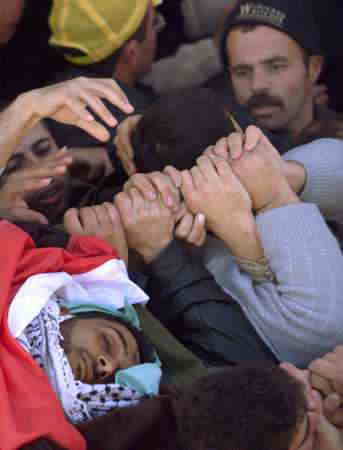 ヘブロンでイスラエル兵に射殺されたシェーカー教徒Hassouniの葬列 