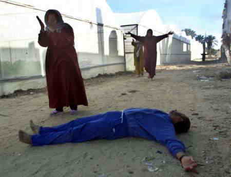 誘拐後に殺されたユダヤ人入植者事件に関連して、ユダヤ人報復に巻き込まれたと思われるパレスチナ人が路上に倒れている