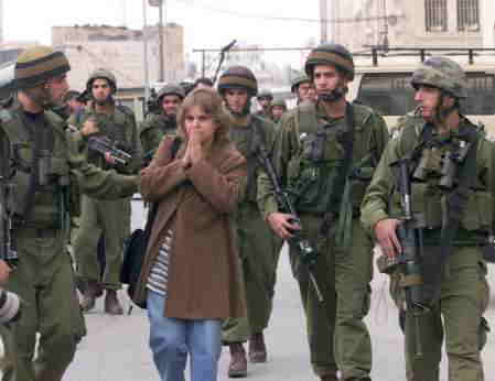 イスラエル左翼積極行動主義者 Orit Lavnin Daganiを、イスラエル右派の暴動から護衛するイスラエル兵 