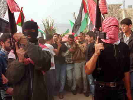 15日にナブルス（Nablus）で殺されたMadi Ishtayehのカファ（Kfar）における葬列