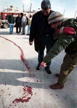 オンラインで知り合ったパレスチナの恋人に会うため、ラマラ（Ramallah）に来た16歳のイスラエルの少年Ofier Rahumが何者かに射殺される