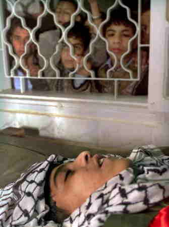 22日にガザのKarni 踏切の近くでイスラエル兵に射殺された15歳の少年がモスクに安置される