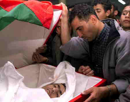 25日にガザ難民キャンプ南のRafahでイスラエル兵に射殺されたKhalil アル - Sindi 21