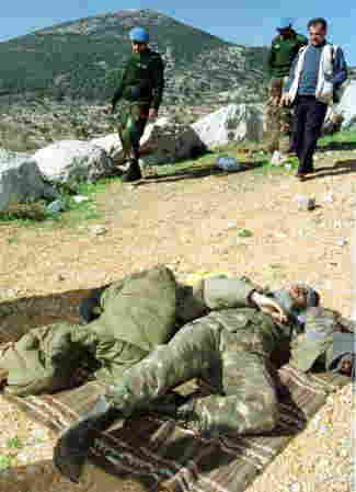 26日夜､レバノンの Chebaaでイスラエルの戦車砲弾によって殺されたゲリラ（2名） 