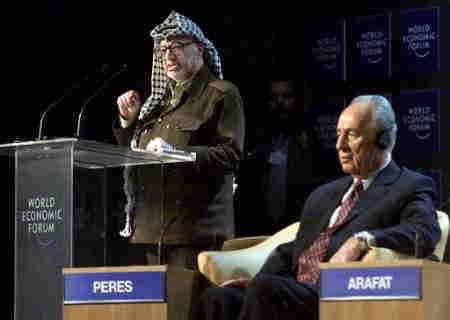 Davos会議においてスピーチをするアラファト議長