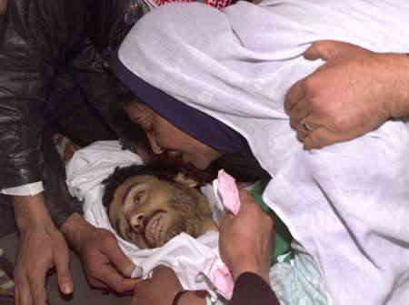 イスラエル兵によって29日殺されたモハマド Abu Moussa 、２１の遺体に涙する母親